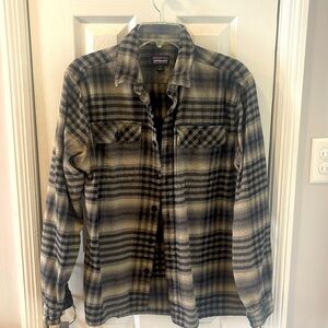Patagonia men’s long sleeved size medium fjord flannel button down shirt